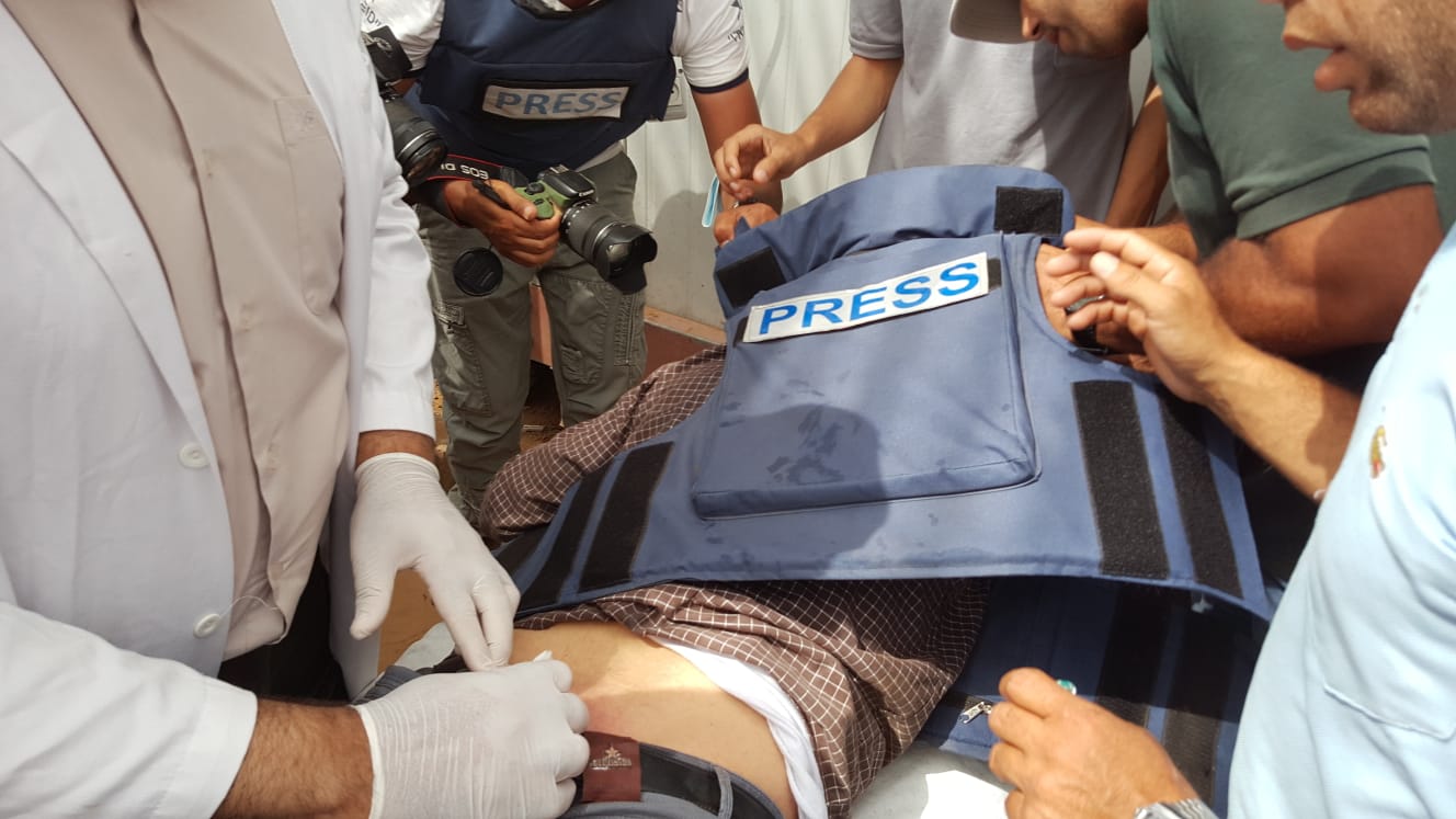  إصابات بالرصاص والاختناق في مليونية القدس ووالده الشهيده رازان النجار تلبس ملابس ابنتها لتكمل مشوار الشهيده